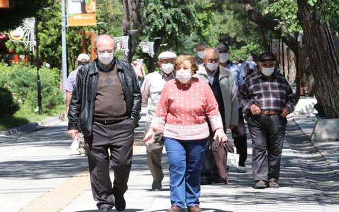 ELAZI  Elaz'da yeni tip koronavirs (Kovid-19) ile mcadele kapsamnda 65 ya st vatandalarn birinci derece yaknlar dndaki organizasyonlarna katlmlar yasakland. Karar u ekilde akland:    &#8220;65 ya ve st vatandalarmzn dn, nian, kna trenlerine katlmlarnn birinci yakn hari olmak zere ikinci bir karara kadar kstlanmasna, pazar yerlerine saat 11.00'den itibaren gidebilmelerine, taziye sahiplerine evlerde veyahut farkl yerlerde taziye yaplmamas ynnde l Mftl tarafndan gerekli bilgilendirmenin yaplmasna, muhtarlar vastasyla cami hoparlrnden taziyelerin yasak olduuna dair anonsun gnlk olarak ihmale yer verilmeden yaplmasna, karar verildi."