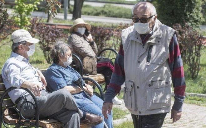 KTAHYA    Ktahya'da, koronavirs tedbirleri kapsamnda, 65 ya ve st vatandalarn, belirlenen cadde ve sokaklardaki alanlara, hafta sonlar 12.00 -19.00 saatleri, hafta ii 16.00-19.00 saatleri arasnda girmesi yasakland.