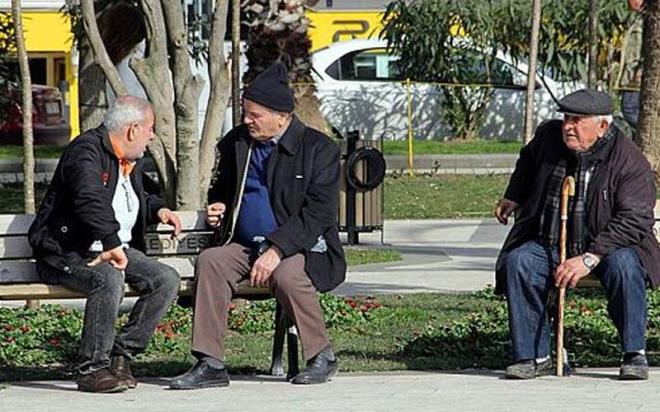 AKSARAY    Aksaray&#8217;da korona virse kar valilik tarafndan ek bir karar alnarak 65 ya st vatandalarn birinci derece akrabalar hari dier dn trenlerine katlmas ve sahnede gelin damat dnda hi kimsenin oyun oynamas yasakland.