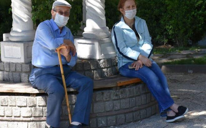 SRT    Siirt&#8217;te koronavirs (Covid-19) tedbirleri kapsamnda 65 ya ve st vatandalarn 17.00 ile 24.00 saatleri arasnda dar kmalarna kstlama getirildi.