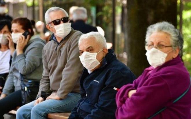 ANLIURFA    anlurfa Valilii'nce 65 ya ve st vatandalara gnn belli saatlerinde sokaa kma kstlamas getirildiini duyurdu. Buna gre, 65 ya ve st vatandalar sabah saat 06.00 ile 10.00 aras ve leden sonra saat 16.00 ile 18.00 arasnda sokaa kmalar yasak.    65 ya st kiilerin (gelin ve damadn birinci derece yaknlar hari) dn, nian, nikah, mevlit yemekleri gibi etkinliklere katlmas da yasakland.