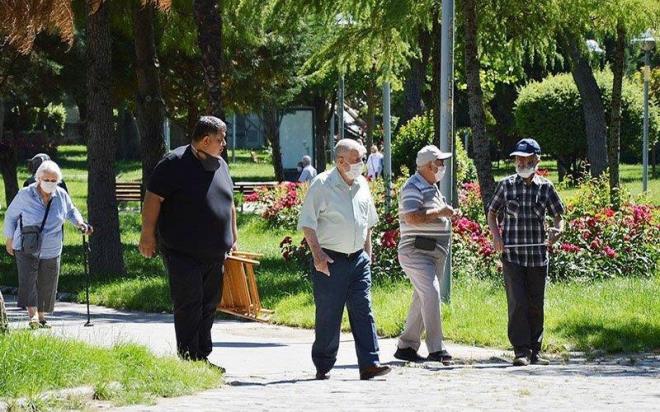 Balkesir : Balkesir Valilii tarafndan alnan kararla, 65 ya ve st vatandalar 1'inci ve 2'nci derece akrabalar haricinde dnlere katlamayacaklar. Ayrca 65 ya ve st vatandalara saat 16.00 ile 20.00 aras pazar yerlerine giri kstlamas getirildi.
