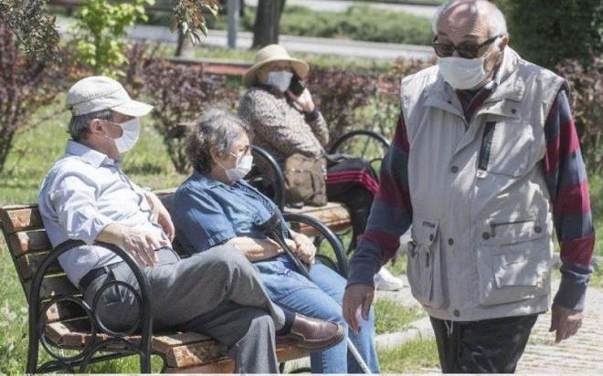 GAZANTEP    Gaziantep Valilii, 65 ya st vatandalarn dnlere katlm, semt pazarna gidi ile toplu tama kullanmn kstlad.Buna gre, toplu tama, bulama riskini artrdndan sabah 07.00-10.00 ile akam 17.00 ve 20.00 saatlerinde toplu tama aralarn kullanmalar, akam 18.00'den sonra sebze-meyve pazarlarna gitmeleri yasakland. Gaziantep'te gelin ve damadn anne, baba, dede, anneanne ve babaannesi hari 65 ya st kiilerin dne gitmesi de yasakland.