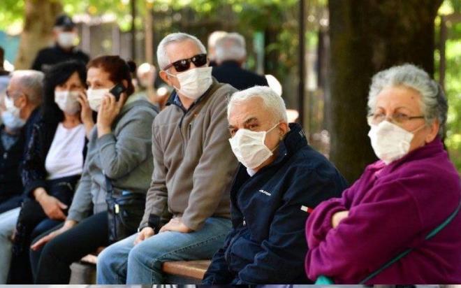 ZMR    ZMR&#8217;de Covid-19 tedbirleri kapsamnda 65 ya ve st vatandalara ynelik yeni tedbirler alnd. Bununla birlikte zmir genelindeki dn trenlerine gelin ve damadn birinci derece yaknlar haricindeki 65 ya ve stndekiler katlamayacak.