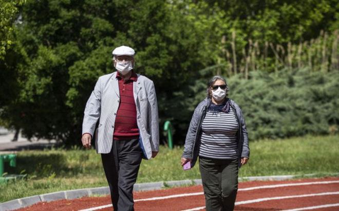 KAYSER    Kayseri l Hfzsshha Kurulu tarafndan alnan kararla, 65 ya st vatandalarn toplu etkinliklere katlmas, pazar ve AVM gibi mekanlara girilerinin snrlandrld bildirildi.<br>  1-) 65 ya ve zeri vatandalar, dn, kna,nian, nikah, mevlit, snnet merasimi, vb. gibi toplu etkinliklere (anne, baba, dede, nine, amca, day, teyze ve hala haricinde) kabul edilmeyecek.  <br>  2-) 65 ya ve zerindekiler toplu tama aralarn sadece sabah 10.00&#8217;dan, akam 17.00&#8217;ye kadar kullanabilecekler  <br>  3-) 65 ya ve zeri kiiler pazar, AVM, sosyete pazar vb. gibi toplu alveri mekanlarna girileri yasakland.