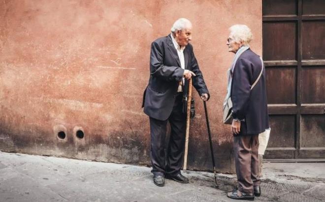 DENZL    Denizli'de 65 ya ve st kiilerin, saat 17.00 ile 19.00 arasnda toplu ulam aralarn kullanmalar kstland. Gelin, damat, snnet ocuunun 1'inci ve 2'nci derecede yaknlar hari, dn, nian, nikah, kna ve snnet dnlerine katlmalar da yasakland.