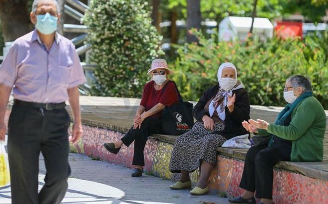 GRESUN     Giresun&#8217;da 65 ya ve zeri ile kronik rahatszl olan vatandalarn 07.00-10.00 ile 16.00-18.30 saatleri arasnda toplu tama aralarn kullanmalar yasakland. Akrabalarnn dnda toplu merasimlere katlmalar kstlanan 65 ya st vatandalar akraba merasimlerinde ise en fazla 1 saat kalabilecek. Pazaryeri, avm gibi toplu alveri mekanlarna da saat 16.00-18.00 arasnda girileri snrlandrld.