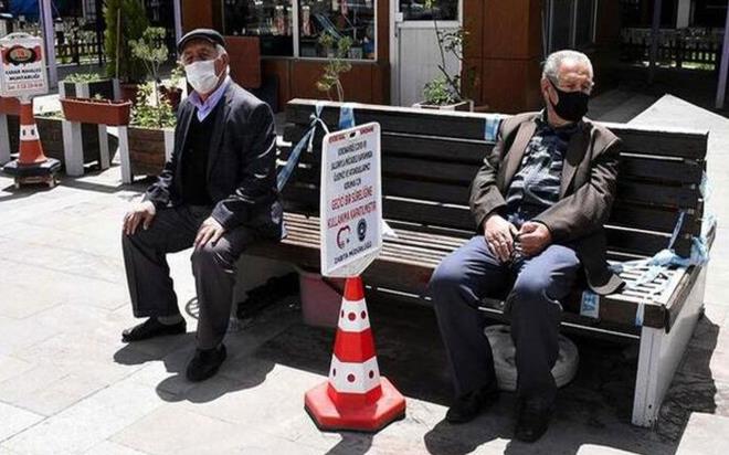 NDE    Nide&#8217;de 65 ya ve zeri vatandalarn 08-00-20-00 saatleri dnda sokaa kmalar yasakland. 65 ya ve zeri ile 15 ve altndaki vatandalarn 1. derece yakn olmad takdirde dn, nian, snnet dn, taziye, mevlit gibi programlara katlmamalar kstland.  12:00'dan sonra pazar yerlerine gitmeleri kstland.