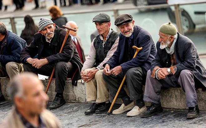 KLS    Kilis&#8217;te gelin ve damadn birinci ve ikinci derece yaknlar haricinde (annesi, babas, kardei, anneannesi, babaannesi) 65 ya ve st kiilerin, dn, kna, nian, nikah, snnet merasimi etkinliklere katlmalarnn yasakland.