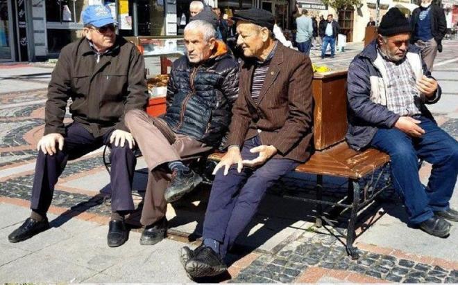 ERZNCAN  Erzincan genelinde 65 ya ve zeri vatandalarn pazar yerlerine, dn merasimlerine ve cenaze trenlerine katlmalar yasakland.