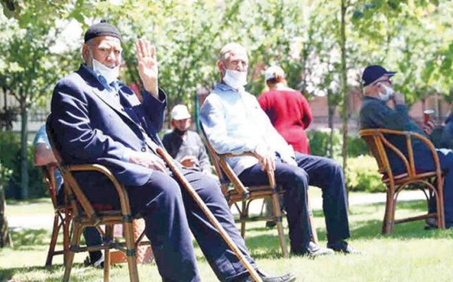 VAN    Van Valilii 65 ya ve zeri olanlarn dn, nian, snnet mevlit gibi toplu trenlere katlmasn yasaklad. Ayrca 65 ya ve zeri olanlarn sabah saat 07.30 - 10.00 ile akam saat 16.30 - 19.00 aras ehir iinde, mahalle ve ileler aras toplu tama yapan aralara (belediye ve halk otobs, minibs) binmesi yasakland.