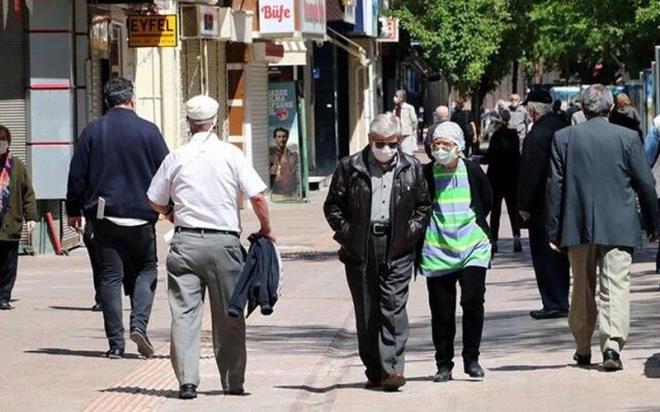 BURSA    Bursa Valilii de 65 ya st vatandalara belli saatlerde sokaa kma kstlamas getirdi. Valilik kararna gre,  <br>  1-) 65 ya ve st vatandalar 08:00-10:00 ve 16:30-19:30 saat aralnda sokaa kmalar yasakland.<br>  2-) 65 ya ve st kiilerin (gelin ve damadn 1. ve 2. derece yaknlar hari) dn, nian, nikah, snnet, mevlid vb. etkinliklere katlmas yasakland.