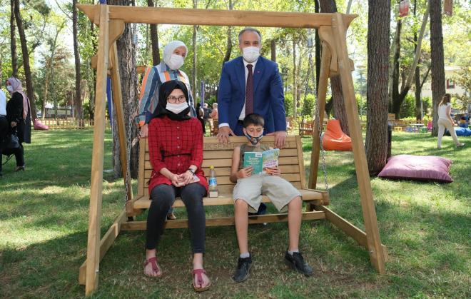 "Kitap; bir milletin yazl ve derin hafzasdr. Trk milleti olarak biz de ok kr kkl ve zengin bir gemie sahibiz. Hem anl mazimizi renmek hem de daha iyi bir istikbal ina etmek iin kitap okumak ok nemli. Bursallarn okuma kltrne katk salamak amacyla gelitirdiimiz projelere bir yenisini daha ekledik. Merinos&#8217;ta konulandrdmz 3 dnmlk bu alanda, bu kadar byk kapsamda Trkiye&#8217;nin ilk ak hava ktphanesini oluturduk. Malum pandemi srecinde evlerimizde ok vakit geirmek zorunda kaldk. Bu gerekten hareketle, kontroll normalleme sreci ile birlikte maske mesafe ve temizlik kurallar erevesinde sosyal ve kltrel hayat canlandracak etkinliklere imza atyoruz. Merinos Ak Hava Ktphanemiz, sosyal mesafe kurallar erevesinde oluturulan yerleim dzeni ile Bursallara hizmet verecek. Yaz sezonu sonuna, yani havalar msaade ettii srece Ekim ay sonuna kadar bu uygulamamz devam ettireceiz&#8221; diye konutu.