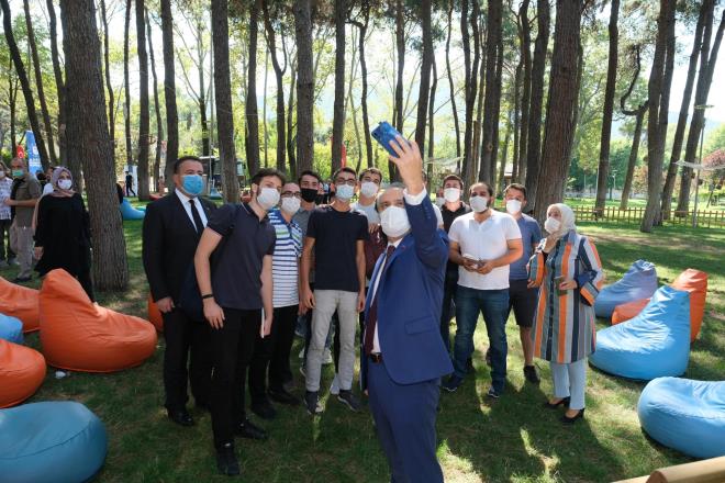 Kitap kurtlarn ak havada buluturan ktphane  <br>  Eitim bata olmak zere zellikle genlere ynelik projelere arlk veren Bursa Bykehir Belediyesi, kitap okuma alkanlnn artrlmas hedefiyle hayata geirdii projelere bir yenisini daha ekledi. Daha nce &#8216;Kitap her kapy aar&#8217; sloganyla balatlan kampanya ile Bykehir Belediyesi&#8217;ne ait ktphanelerden kitap alan okurlara, ehir ii toplu ulam sistemine entegre iki binilik ulam kart veren, kltr merkezleri ve millet kraathaneleri bnyesinde oluturduu ktphanelerle okuyucu kitlesini srekli artran Bykehir Belediyesi, imdi de pandemi srecine zel Ak Hava Ktphanesi&#8217;ni hizmete at. Korona virsle mcadele kapsamnda ktphanelerin kapatld ve sokaa kma kstlamasnn uyguland dnemde talep eden vatandalarn evlerine kadar kitap ulatran Bykehir Belediyesi, temizlik maske mesafe kuralyla balayan normalleme dneminde de okurlarla kitap arasndaki mesafeleri kaldrd. Merinos Park iindeki 3 dnmlk alan ak hava ktphanesine dntrld.