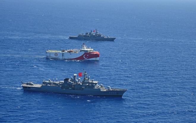 Milli Savunma Bakanlnca (MSB), Trk Deniz Kuvvetlerine ait frkateyn ve korvetlerin Trkiye'nin Dou Akdeniz'deki yetki alanlarnda aratrma yapan Oru Reis gemisine refakat ve koruma grevine kararllkla devam ettii bildirildi.