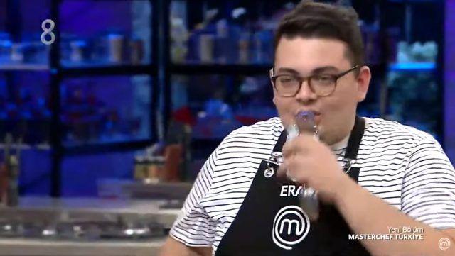 Kendi yapt sorun tadna bakan Eray da zor anlar yaad. eflerin su ikram ilk bata geri eviren Eray, aznn yanmasna kar koyamaynca suyu alarak iti.