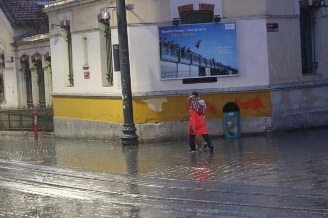 Meteoroloji Genel Mdrl Analiz ve Tahmin Merkezi, stanbul genelinde le saatlerine kadar etkisini gstermesi beklenen kuvvetli yan ardndan oluabilecek aksamalara kar uyarda bulundu.