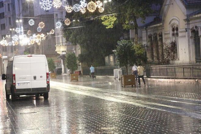 Yamurun etkili olduu yerlerden biri de Taksim Meydan ve stiklal Caddesi'nin de bulunduu Beyolu ilesi oldu. Taksim'de yamura hazrlksz yakalanan bir ok vatanda duraklara snrken, baz vatandalar ise gidecekleri yere koarak gitti.