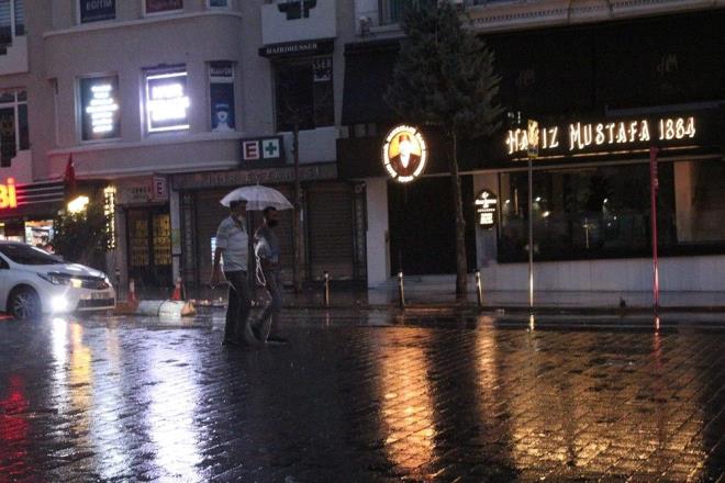 Meteoroloji'den dn yaplan uyarnn ardndan balayan saanak ya, bata stanbul olmak zere, Marmara Blgesi ve Karadeniz Blgesi'nde etkili olmas bekleniyor.