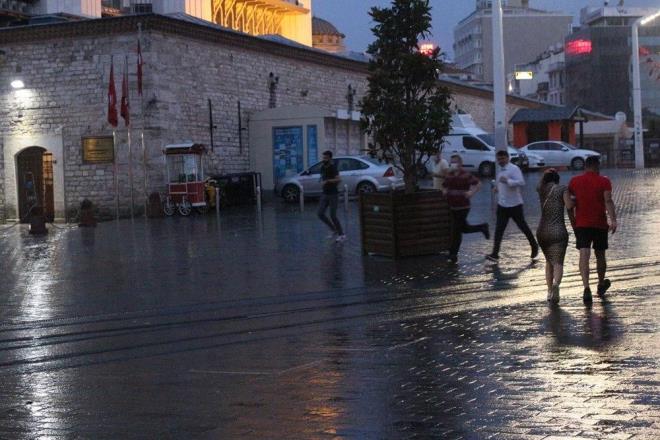 Yaplan uyarda, "Yaplan son deerlendirmeler ve meteoroloji radar verilerine gre; bugn le saatlerine kadar stanbul'da beklenen saanak ve gk grltl saanak yalarn yerel olarak kuvvetli (20-40 kg/m2) olmas beklendiinden ani sel, su baskn, yldrm, ya annda kuvvetli rzgar ve yerel kk apl dolu yana kar dikkatli ve tedbirli olunmas gerekmektedir" ifadeleri yer ald.