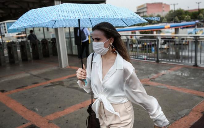 Meteoroloji'nin Marmara Blgesi iin yapt 'Kuvvetli saanak ya' uyarsnn ardndan stanbul gne yamurla balad. Saat 06:00'dan itibaren etkisini gstermeye balayan yamura bir ok vatanda hazrlksz yakaland.