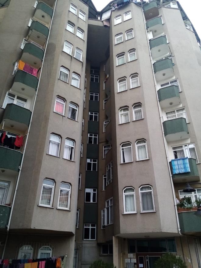 Merkeze bal Mft Mahallesi&#8217;ndeki Hicri 1403 sitesinin C blou yneticisi, tm uyarlara ramen hzla artan Korona virs vakalar nedeniyle apartman karantinaya alarak misafir girilerini yasaklad. Binaya gelen kargocular bile apartman giriinde kargoyu teslim yapmak zorunda kalrken, bina sakinleri de evlerine gidebilmek iin dezenfekte oluyor, atei llyor, ksacas mini bir kontrolden geiyor.