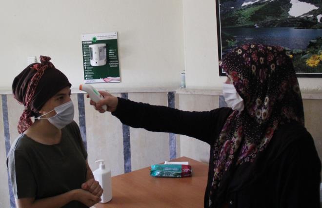 Ynetici kendisinin binada olmad zaman ise yerine eini brakarak tedbiri elden brakmyor. Uygulamann ilk zamanlarnda tepki gsteren bina sakinleri imdi ise gnll karantinadan memnun olduklarn dile getiriyor.