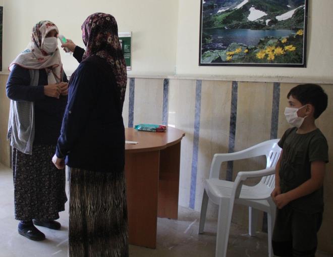 ocuklarn oynamak istediinde 2&#8217;erli olarak gzetim altnda binaya ait ocuk parkna inebildiini dile getiren apartman yneticisi smail Kazdal &#8220;Biraz da biz elimizi tan altna koymak yola ktk. &#8216;Devletimize salklarmza yardmc olalm&#8217; dedik, karantina uygulamas yaptk. Apartmanmzda giri klar kontrol altna aldk. Kendi karantinamz kendimiz uyguluyoruz. lk bata apartman sakinlerimiz biraz tepki gsterse de imdi herkes konulan kurallara riayet ediyor. Zorunlu olmadka kimse dar kmyor, apartmana kimsenin girmesine de msaade etmiyoruz. Apartmana girenlerin ateini lyoruz, dar kanlar maske konusunda uyaryoruz. nlemlerimizi aldk u anda apartmanda bir sknt yaanmyor. Benim iim olduu zamanlarda apartmann giriinde eim nbette. Akamlar da kameradan evden takip ediyorum&#8221; ifadelerini kulland.