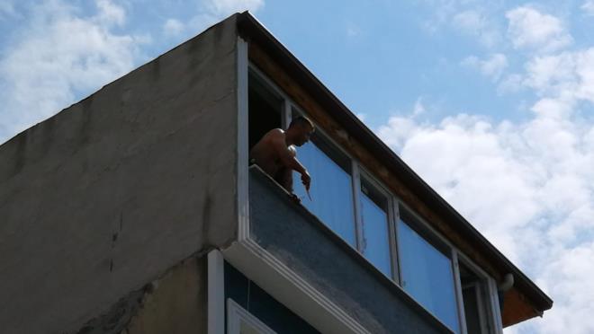 Polis ekiplerinin abalaryla gen ikna edildi. Bileklerine zarar veren U.V., znik Devlet Hastanesine kaldrld.