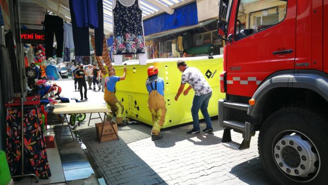 Evinin 4. katna karak intihar etmeye kalkan gen iin olay yerine ok sayda polis, itfaiye ve ambulans ekipleri sevk edildi. tfaiye ekipleri atlama yata kurarak tedbir ald.