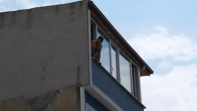 Olay, Beyler Mahallesi Hseyin Oktay Sokak'ta meydana geldi. Edinilen bilgiye gre, 27 yandaki U.V., ev sahibi ile problem yaad iin bunalma girdi.