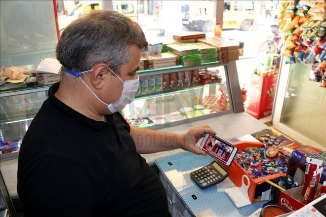 Cumhurbakan Recep Tayyip Erdoan'n Trkiye'in, tarihinin en byk doal gaz kefini Karadeniz'de gerekletirdiini aklamas, Karabk'te vatandalar tarafndan cokuyla karland.