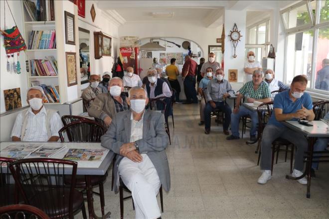 Trkiye Cumhurbakan Recep Tayyip Erdoan, Dolmabahe alma Ofisi'nde dzenledii toplantda kamuoyunun merakla bekledii "mjdeye" ilikin aklama yapt. Yozgat'ta vatandalar, ay ocaklar, kahvehaneler ve i yerlerinden Cumhurbakan Erdoan'n aklamalarn televizyondan takip etti.