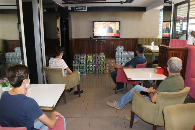 Adana'da vatandalar, Trkiye Cumhurbakan Recep Tayyip Erdoan'n "Karadeniz'de doal gaz kefine" ynelik "mjde" aklamasn ilgiyle izledi. Erdoan'n televizyonlardan canl yaynlanan aklamasn Adana'da baz vatandalar kraathaneler ve kafelerden, bazlar da cep telefonlar zerinden takip etti.