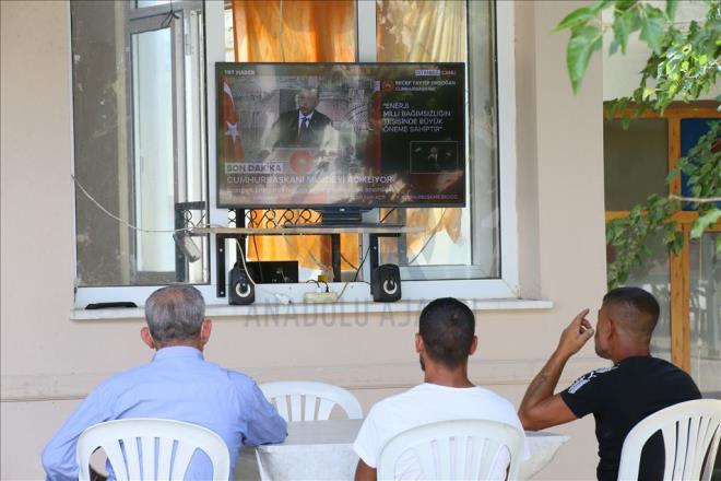Trkiye Cumhurbakan Recep Tayyip Erdoan, Dolmabahe alma Ofisi'nde dzenledii toplantda kamuoyunun merakla bekledii "mjdeye" ilikin aklama yapt. Manisa'nn Sargl ilesindeki Bahadrlar Mahallesi'nde vatandalar ky kahvesindeki televizyondan, Cumhurbakan Erdoan'n aklamalarn takip etti.