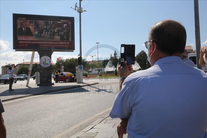 Trkiye Cumhurbakan Recep Tayyip Erdoan, Dolmabahe alma Ofisi'nde dzenledii toplantda kamuoyunun merakla bekledii "mjdeye" ilikin aklama yapt. Sivas'taki vatandalar Cumhuriyet Meydannda kurulan dev ekrandan aklamay takip etti.