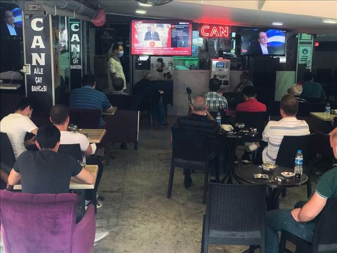 Trkiye Cumhurbakan Recep Tayyip Erdoan, Dolmabahe alma Ofisi'nde dzenledii toplantda kamuoyunun merakla bekledii "mjdeye" ilikin aklama yapt. Samsun'un lkadm ilesindeki bir kafedeki vatandalar, Cumhurbakan Erdoan'n aklamalarn televizyondan takip etti.