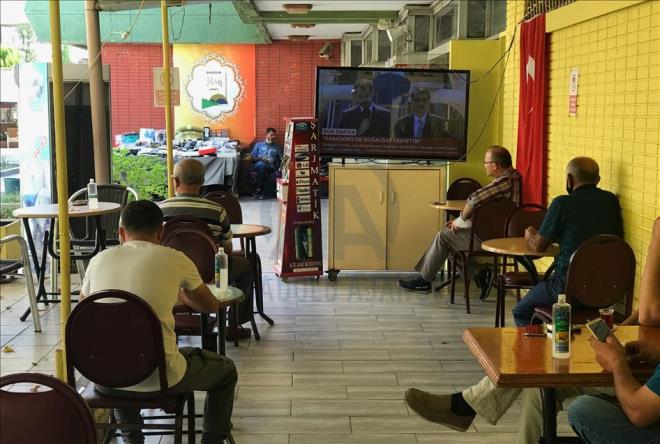 Trkiye Cumhurbakan Recep Tayyip Erdoan, Dolmabahe alma Ofisi'nde dzenledii toplantda kamuoyunun merakla bekledii "mjdeye" ilikin aklama yapt. Samsun'un lkadm ilesindeki bir kafedeki vatandalar, Cumhurbakan Erdoan'n aklamalarn televizyondan takip etti.