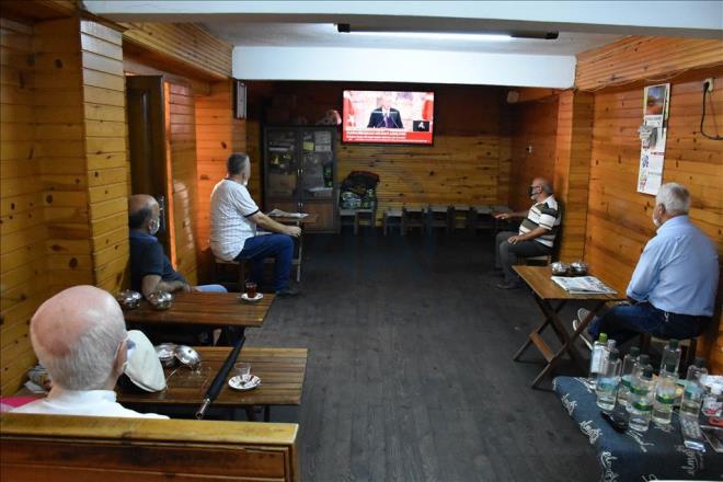 Trkiye Cumhurbakan Recep Tayyip Erdoan, Dolmabahe alma Ofisi'nde dzenledii toplantda kamuoyunun merakla bekledii "mjdeye" ilikin aklama yapt. Ordu'nun Altnordu ilesindeki bir ay ocanda vatandalar, Cumhurbakan Erdoan'n aklamalarn televizyondan takip etti.