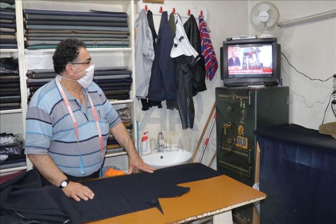 Trkiye Cumhurbakan Recep Tayyip Erdoan, Dolmabahe alma Ofisi'nde dzenledii toplantda kamuoyunun merakla bekledii "mjdeye" ilikin aklama yapt. Yozgat'ta vatandalar, ay ocaklar, kahvehaneler ve i yerlerinden Cumhurbakan Erdoan'n aklamalarn televizyondan takip etti.