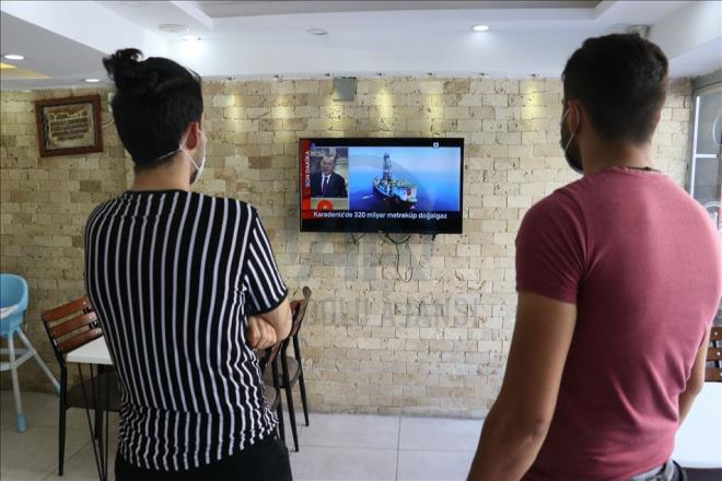 Trkiye Cumhurbakan Recep Tayyip Erdoan, Dolmabahe alma Ofisi'nde dzenledii toplantda kamuoyunun merakla bekledii "mjdeye" ilikin aklama yapt. Hatay'da vatandalar i yerlerinden Cumhurbakan Erdoan'n aklamalarn takip etti.