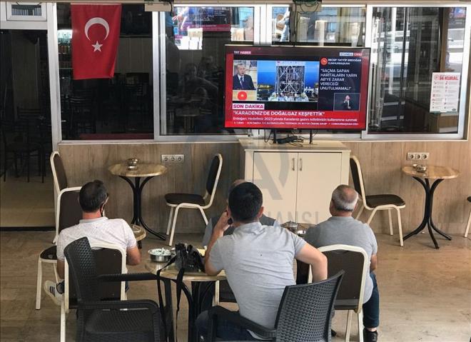 Trkiye Cumhurbakan Recep Tayyip Erdoan, Dolmabahe alma Ofisi'nde dzenledii toplantda kamuoyunun merakla bekledii "mjdeye" ilikin aklama yapt. Samsun'un lkadm ilesindeki bir kafedeki vatandalar, Cumhurbakan Erdoan'n aklamalarn televizyondan takip etti.