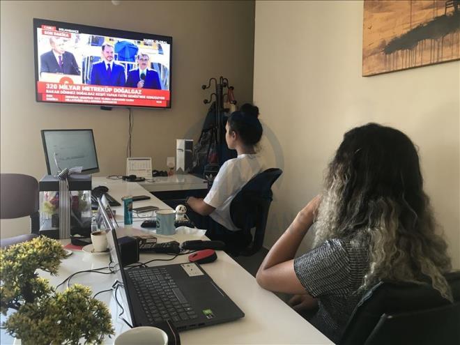 Cumhurbakan Recep Tayyip Erdoan'n Trkiye'in, tarihinin en byk doal gaz kefini Karadeniz'de gerekletirdiini aklamas, Karabk'te vatandalar tarafndan cokuyla karland.