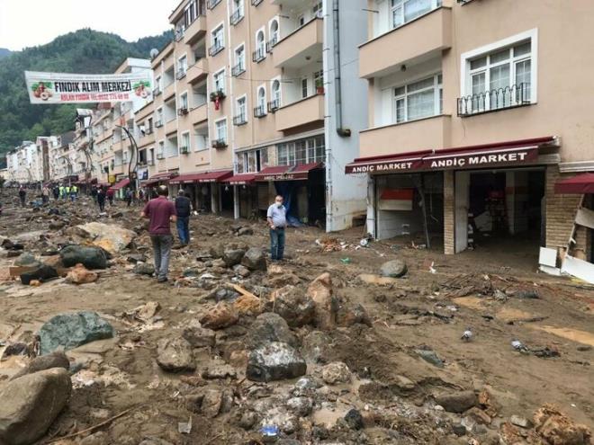 Giresun'un Dereli ilesinde iddetli ya etkili oldu. Yan ardndan ile merkezinde derenin tamasnn ardndan ok sayda i yeri hasar grd.