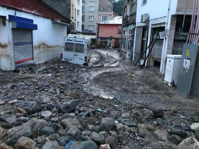 Giresun'da etkili olan saanak ya nedeniyle Dereli, Espiye, Yaldere ve Bulancak ilelerinde cadde ve sokaklar sele teslim oldu. Yol kenarndaki aralar sel nedeniyle srklendi, amur i yerlerinin tentelerine kadar ykseldi. Dereli ilesindeki sel felaketinin boyutlar gn ynca ortaya kt.