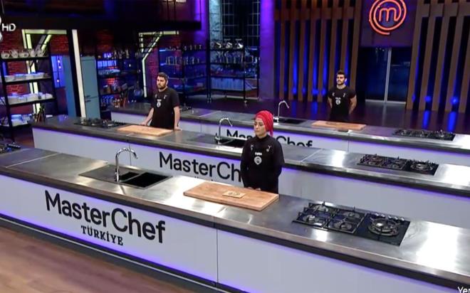 Masterchef'te eleme<br>  Masterchef'te kim elendi sorusunun yant iin Sedat, Celal ve Esra  arasnda bir yar daha yapld. efler 3 isimden cier sarma yapmalarn istedi. Oylamada herkes Celal gider diye dnyordu. Ancak potadan srpriz bir ekilde ilk kurtulan Celal oldu.