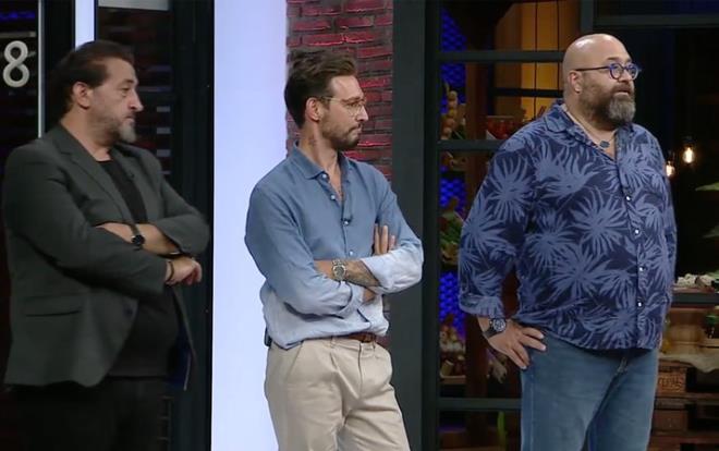 TV8 yarmas Masterchef Trkiye'de kim elendi sorusunun yant bu gece ortaya kt. lk eleme iin krmz takmdan 4, mavi takmdan 2 kii yart. Masterchef elemesinde herkesin gz Duygu ile en yakn arkada Ayyce zerindeydi. Masterchef'in 16 kiilik kadrosundan bu gece eleme potasnda olan isimler mavi takmdan Eray Aksungur ve Esra Tokelli, krmz takmdan Sedat Tuncer, Duygu Acarsoy, Ayyce Kamit ve Celal Sargl oldu. te elemede yaananlar: