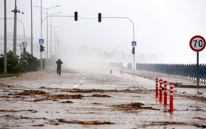 AKDENZ: Az bulutlu ve ak geecei tahmin ediliyor.
