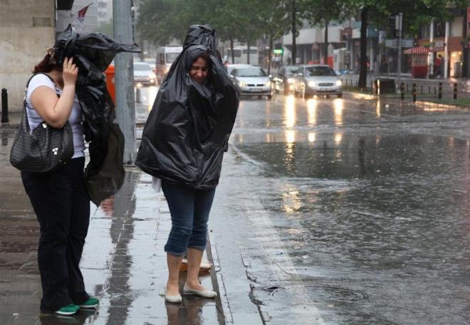 Hava sacklnda nemli bir deiim olmayacak  <br>  Hava scaklnda nemli bir deiiklik olmayaca, dou kesimlerde mevsim normallerinin altnda, dier yerlerde mevsim normalleri civarnda seyredecei tahmin ediliyor. Rzgarn ise genellikle kuzey ynlerden hafif, ara sra orta kuvvette, Orta ve Dou Karadeniz,  Anadolu&#8217;nun gney ve dousu, Dou Anadolu&#8217;nun bats ile Gneydou Anadolu'da kuzey ve kuzeybat ynlerden yer yer kuvvetli (40-60 km/sa) olarak esecei tahmin ediliyor.