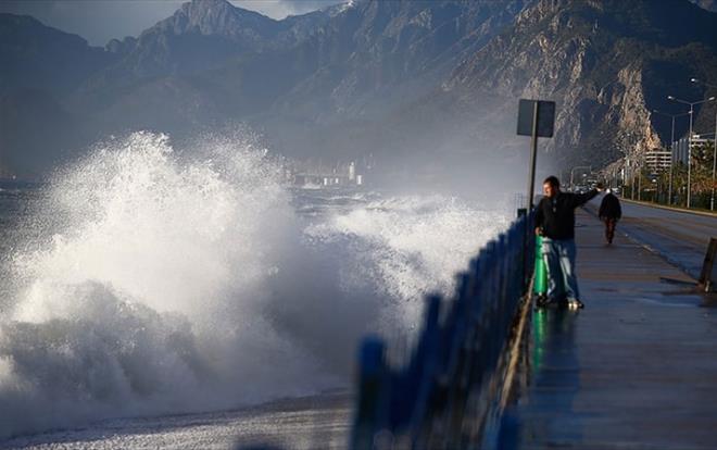 Meteoroloji Genel Mdrl tarafndan yaplan son deerlendirmelere gre, lkemizin kuzey ve dou kesimlerinin paral ve yer yer ok bulutlu, Dou Karadeniz, Dou Anadolu&#8217;nun kuzeydousu, Ordu, Tokat, Van ve Hakkari evreleri ile Samsun&#8217;un dou kesimlerinin yerel olmak zere saanak ve gk grltl saanak yal, dier yerlerin az bulutlu ve ak geecei tahmin ediliyor.
